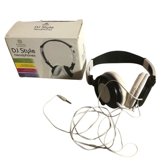 Digital Gadgets Other - Digital Gadgets Black and White DJ Style On Ear Wired Headphones